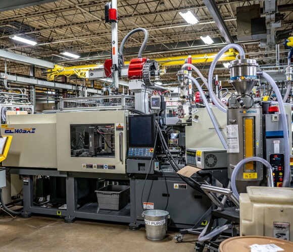 Plastic injection molding equipment